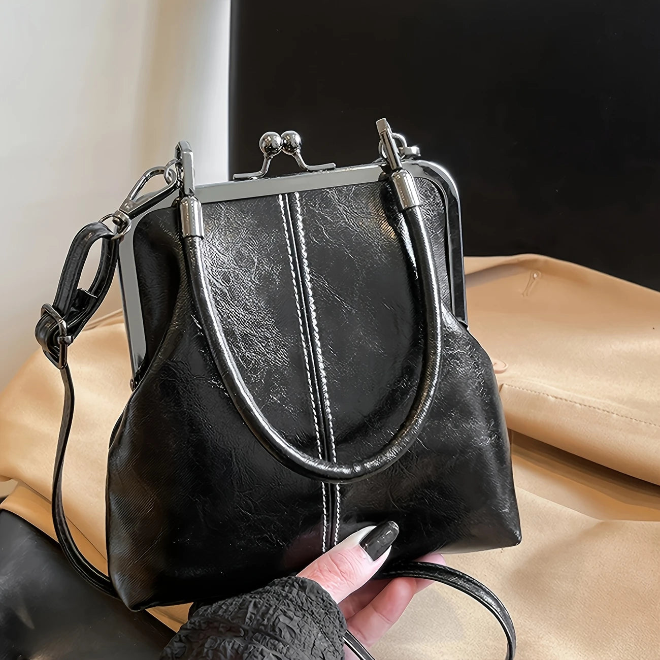 An Elegant Faux Leather Crossbody Bag Suitable for Women