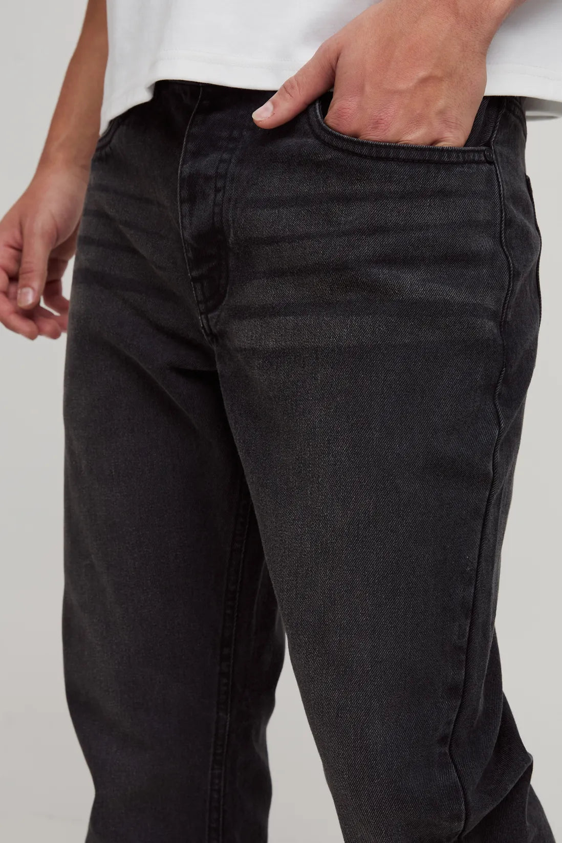 Slim Rigid Jean in Charcoal