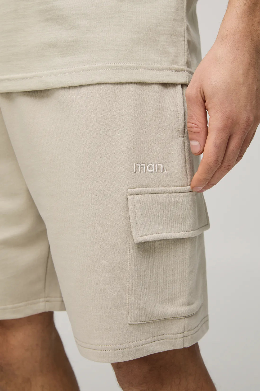 MAN. Relaxed Mid Length Basic Lightweight Cargo Shorts