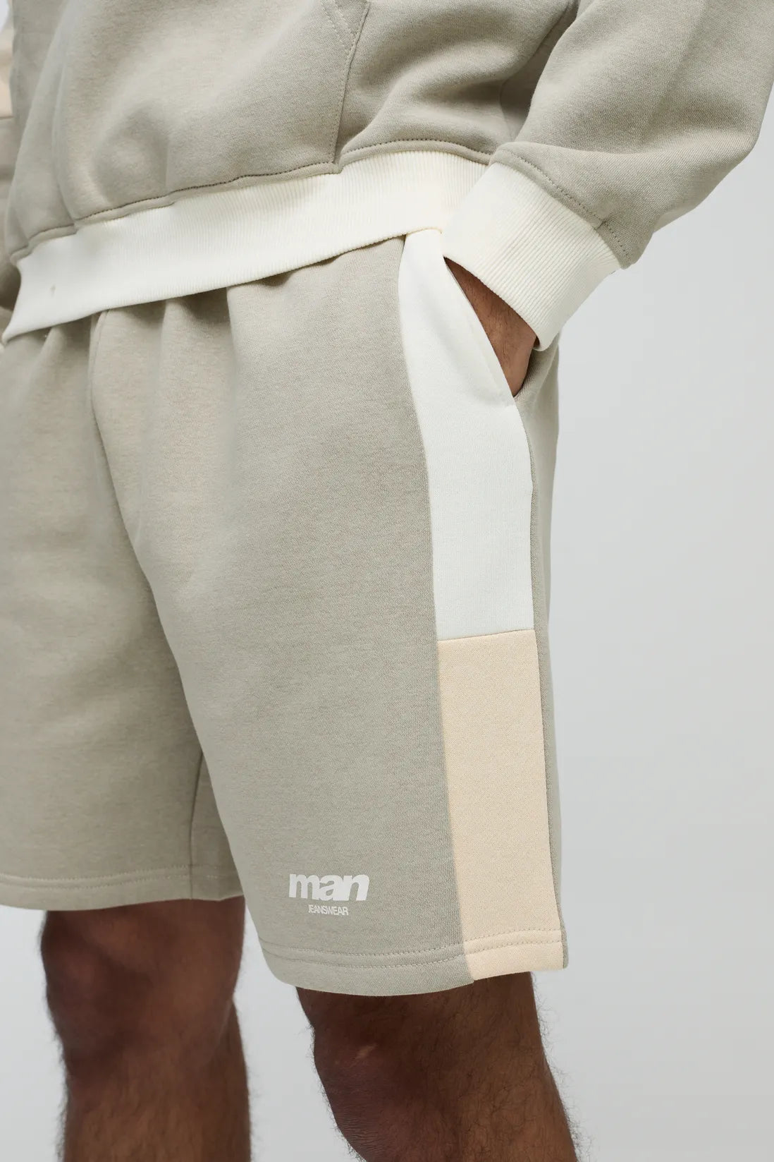 Relaxed Fit Man Colour Block Mid Length Shorts