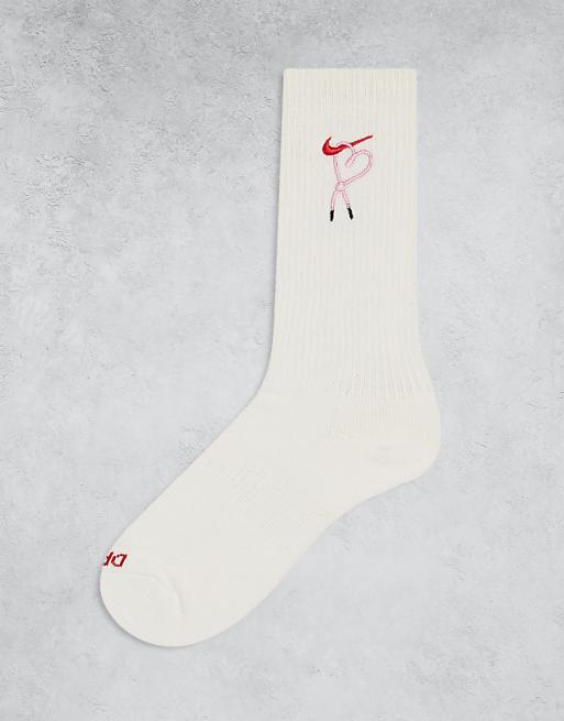 MenNike Everyday Plus Cushioned V-Day crew socks in white