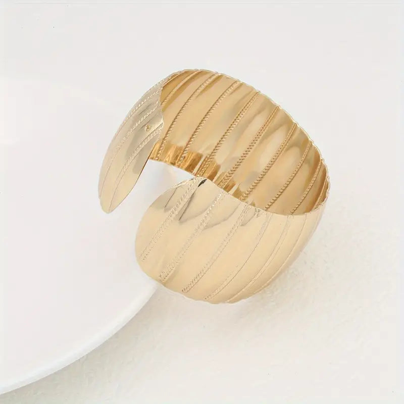 A Stylish And Elegant Open-ended Bracelet