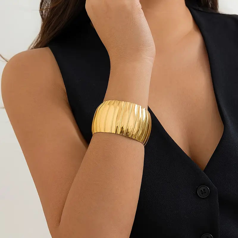 A Stylish And Elegant Open-ended Bracelet