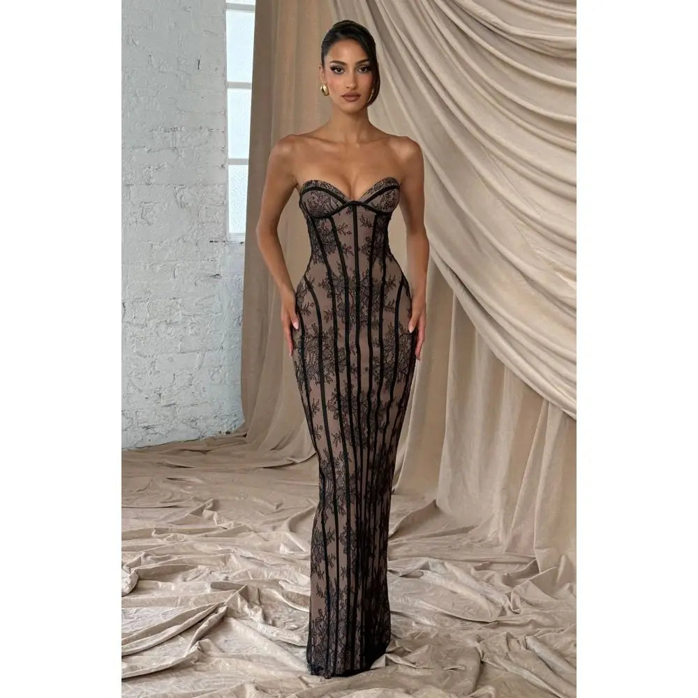 Elegant lace strapless waist cinching long dress with heart-shaped neckline