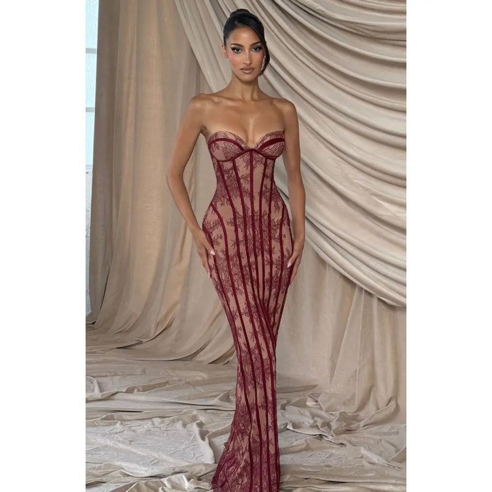 Elegant lace strapless waist cinching long dress with heart-shaped neckline