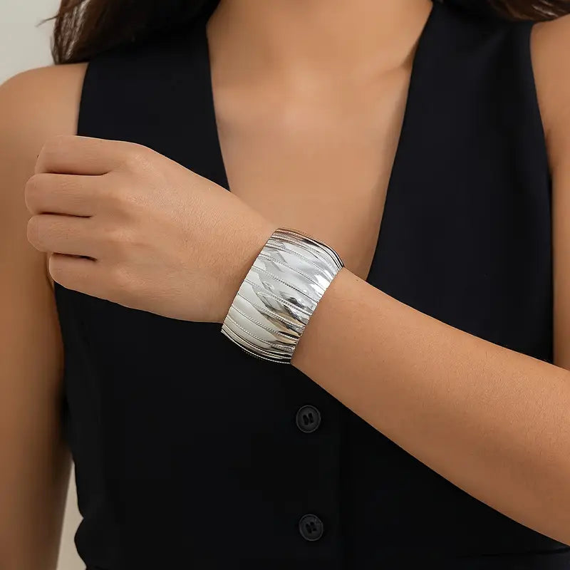 A Stylish And Elegant Open-ended Bracelet