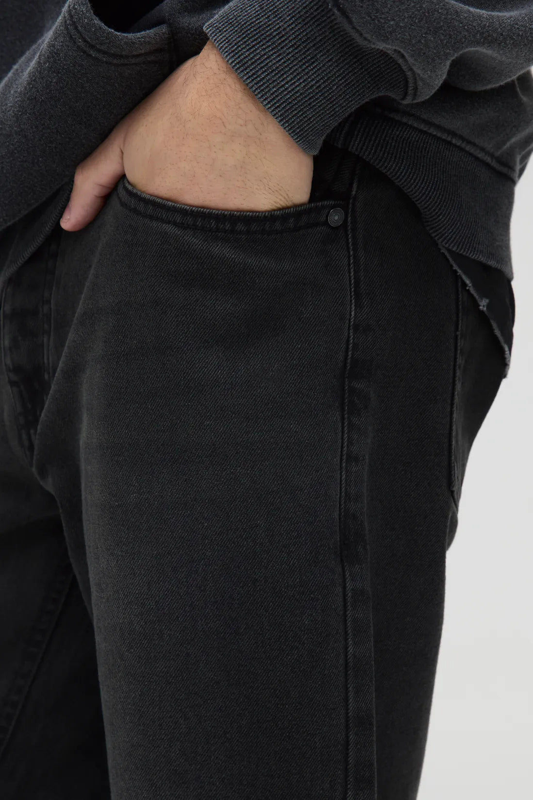 Straight Rigid Jean In Charcoal