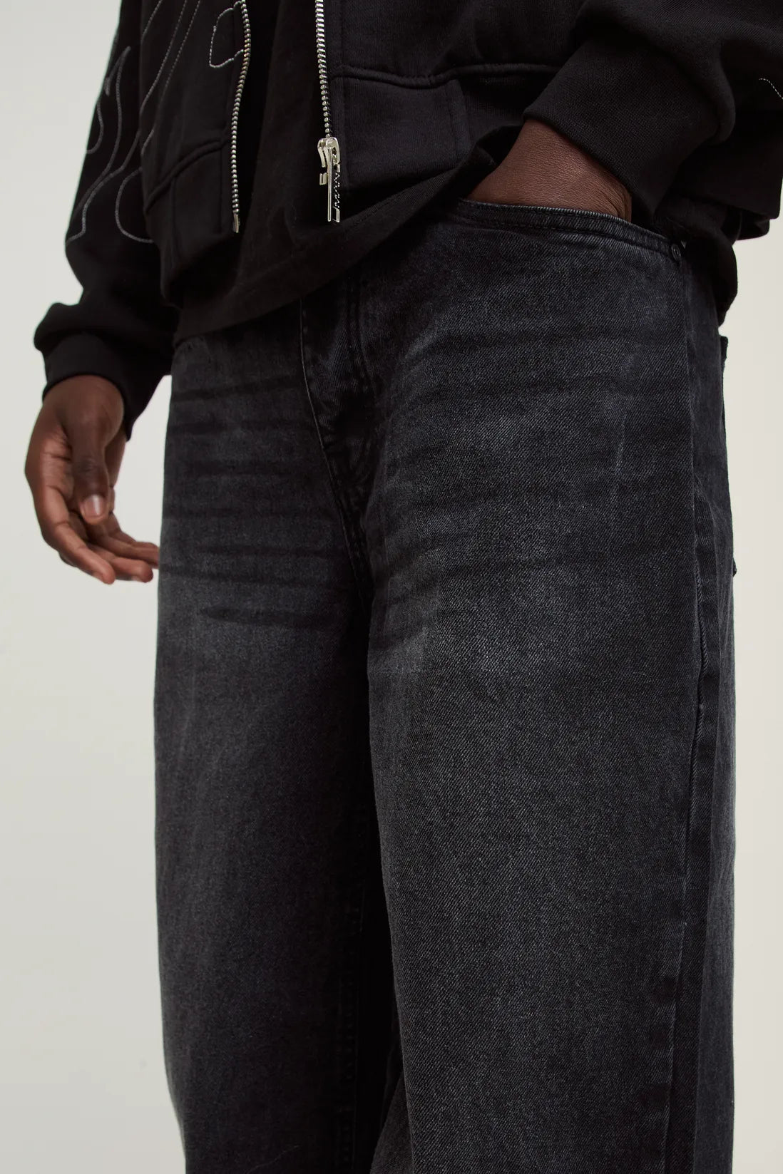 Relaxed Rigid Jean In Washed Black