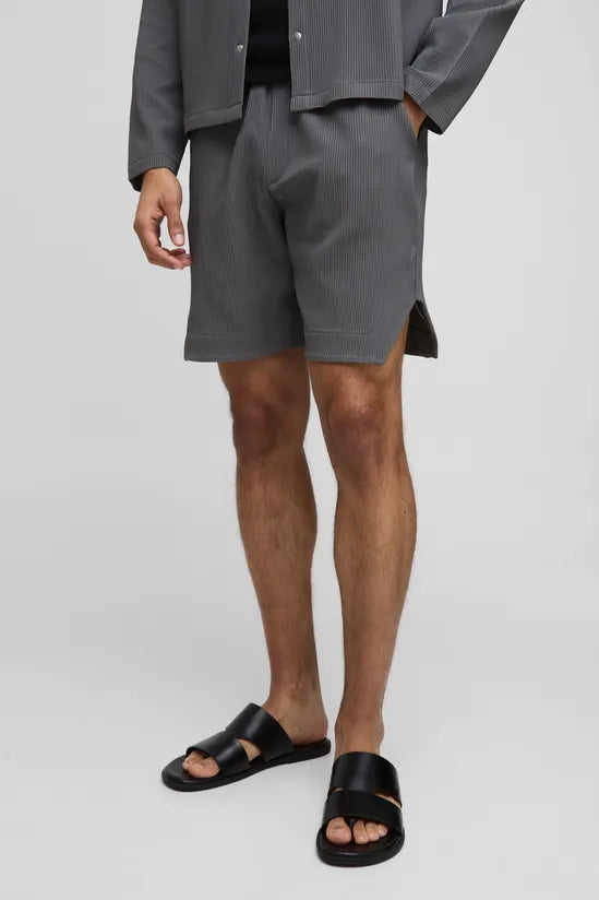 Relaxed Fit Runner Hem Pleated Short