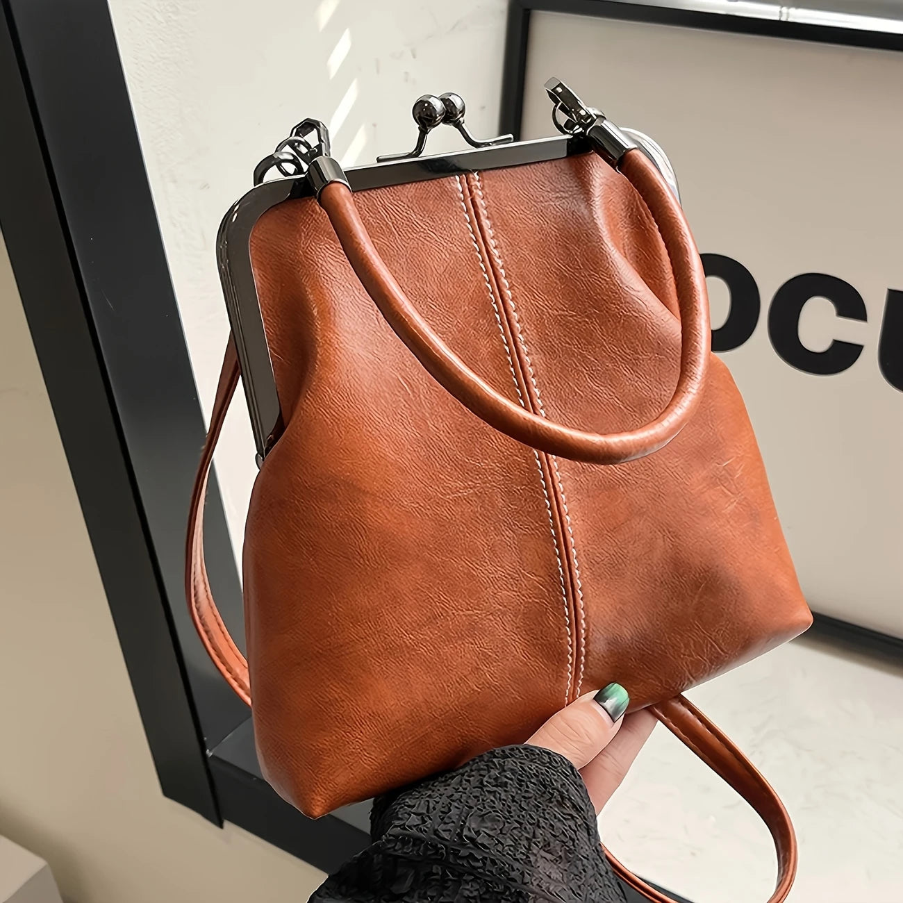 An Elegant Faux Leather Crossbody Bag Suitable for Women